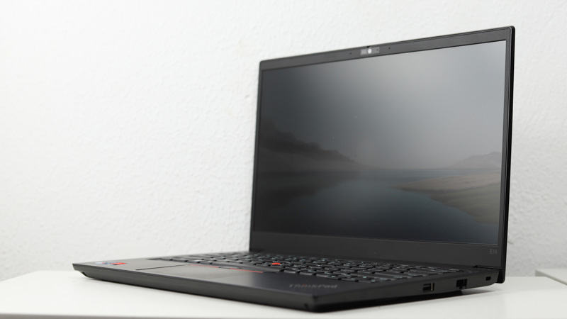 Lenovo ThinkPad E14 Gen 4(AMD) 右斜め前から