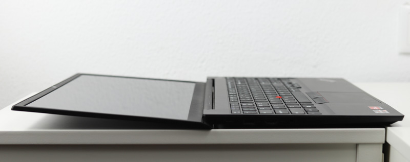 Lenovo ThinkPad E15 Gen 4(AMD) ディスプレイをほぼ180度に開いた状態