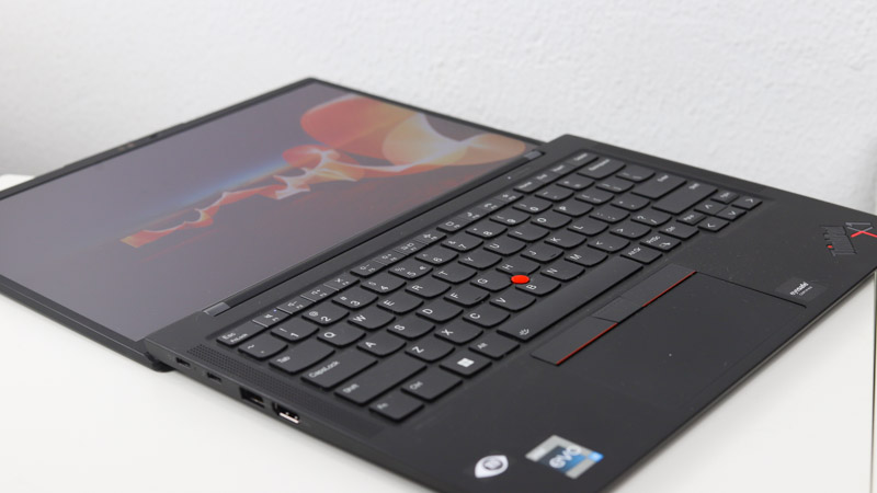 Lenovo ThinkPad X1 Carbon Gen 10 180度開いた状態