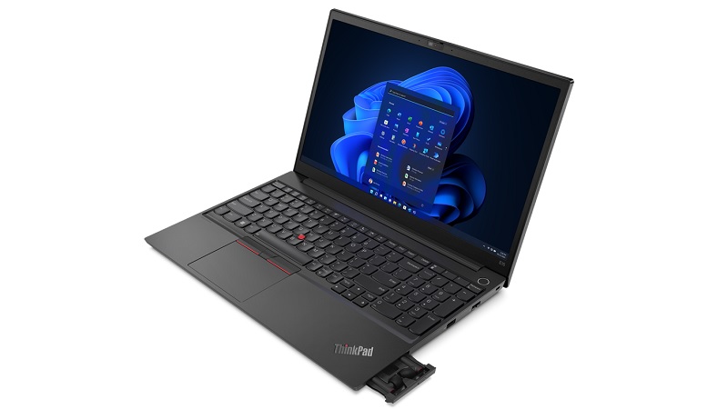 Lenovo ThinkPad E15 Gen 4 右斜め前から