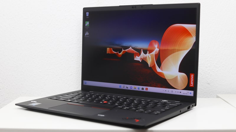 Lenovo ThinkPad X1 Carbon Gen 10 右斜め前から