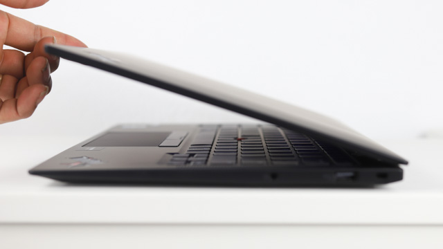 Lenovo ThinkPad X1 Carbon Gen 10 　片手で開ける様子