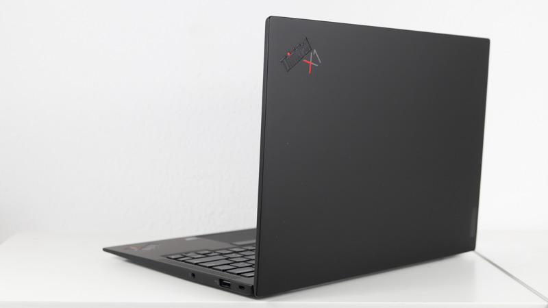 Lenovo ThinkPad X1 Carbon Gen 10 背面