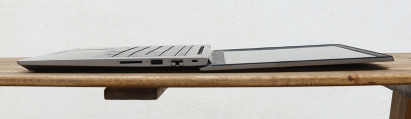 Lenovo ThinkBook 14 Gen 4 ディスプレイを180度開いた状態