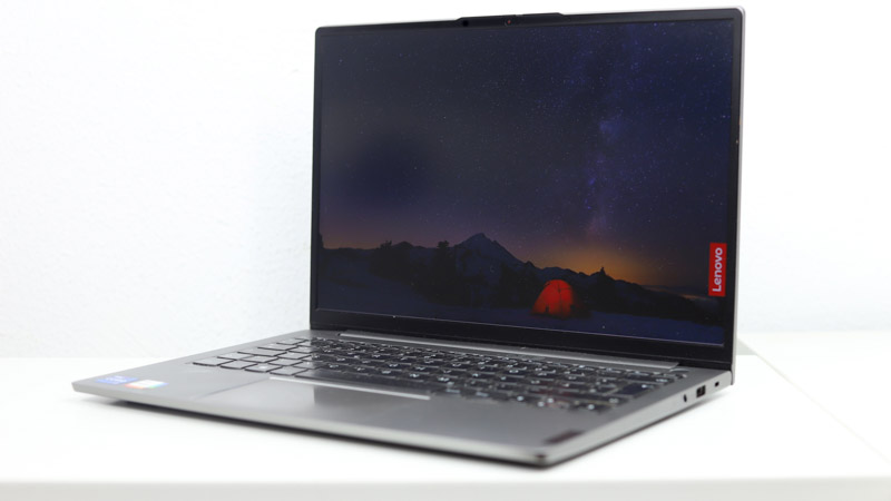 Lenovo ThinkBook 13s Gen 4 Intel 右斜め前から