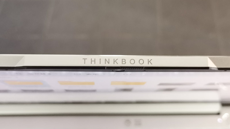 ThinkBookのディスプレイ上部のロゴ