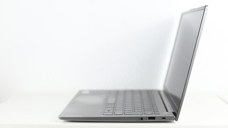 Lenovo ThinkPad 13s Gen 4 真横から
