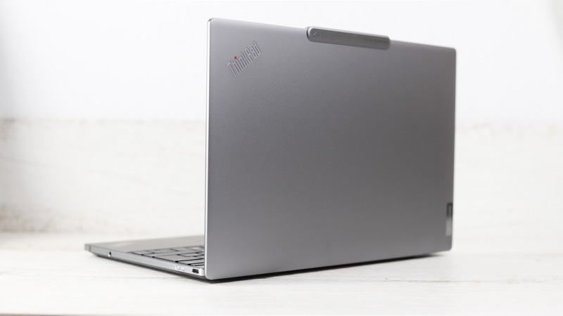 Lenovo ThinkPad Z13 Gen 1（AMD） 後ろから