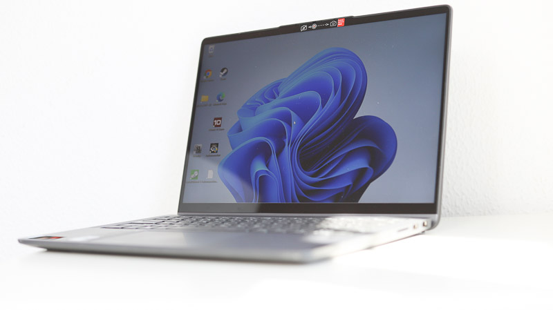 Lenovo IdeaPad Flex 570 14 AMD 右斜め前から