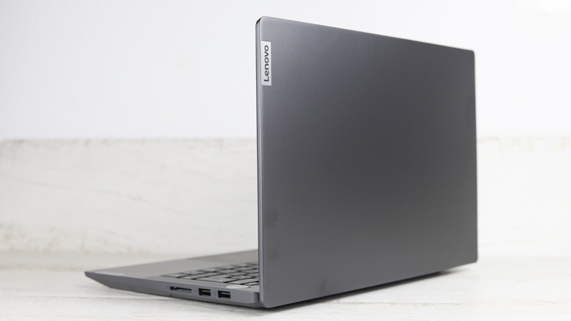 IdeaPad Slim 570(14型 AMD) 後ろから