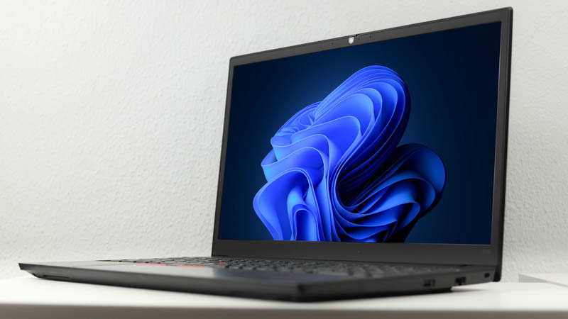 Lenovo ThinkPad E15 Gen 4 インテル　右斜め前から