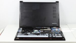 Lenovo ThinkPad E14 Gen 4の取り外しとストレージとメモリの増設方法