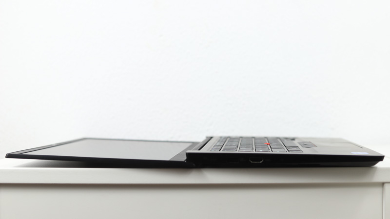 Lenovo ThinkPad E14 Gen 4のディスプレイを180°開いた状態