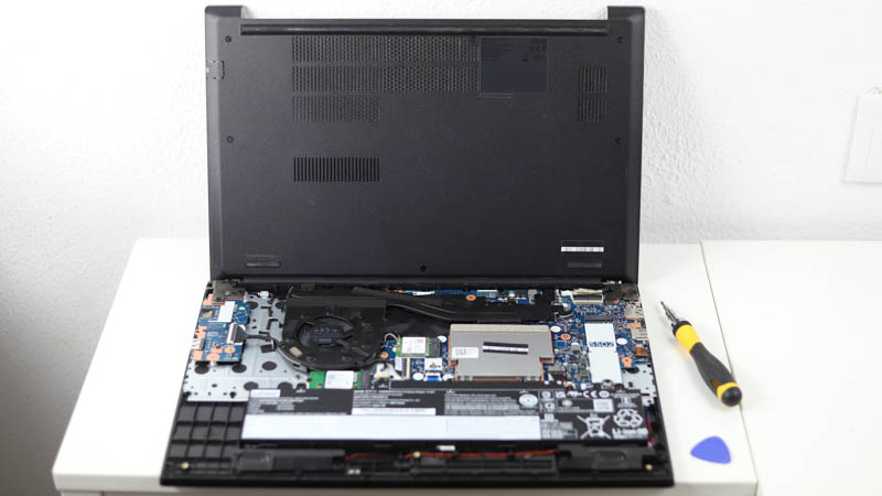 Lenovo ThinkPad E15 Gen 4の底面カバーの取り外し方