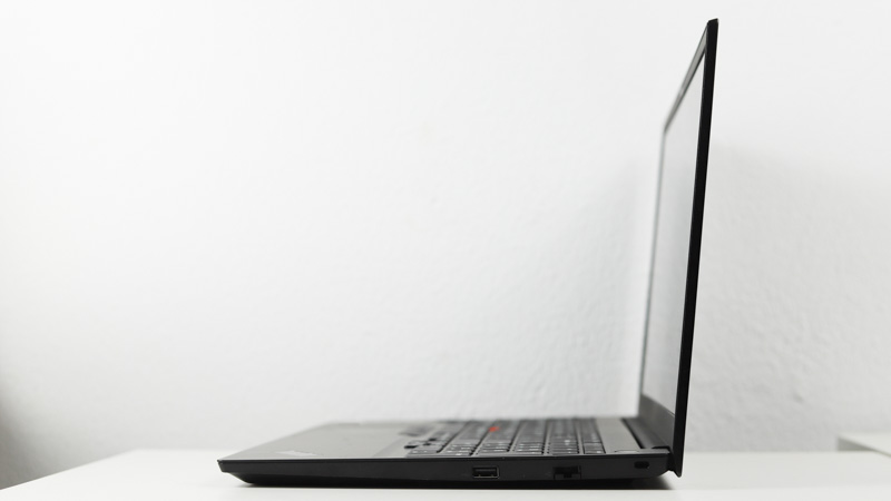 Lenovo ThinkPad E15 Gen 4 インテル　横から