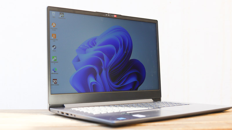 IdeaPad Slim 370i 17 左斜め前から