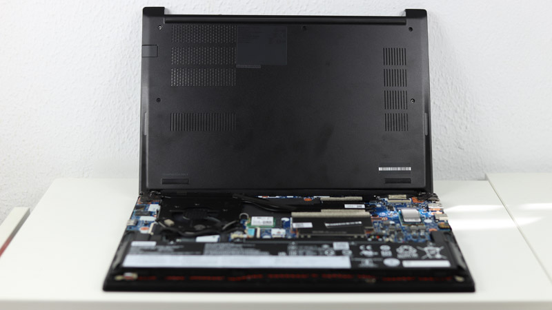 Lenovo ThinkPad E14 Gen 4 底面カバーを外した状態