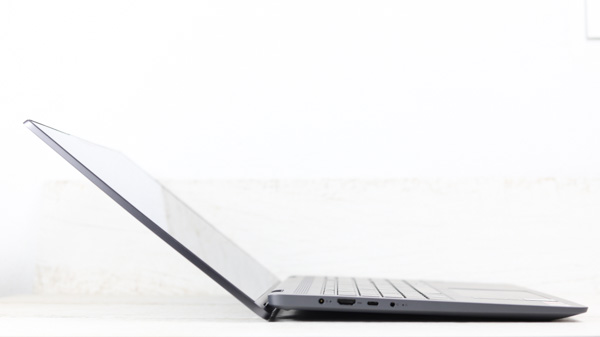 Lenovo IdeaPad Flex 570 ディスプレイを開くとキーボードに傾斜が付く