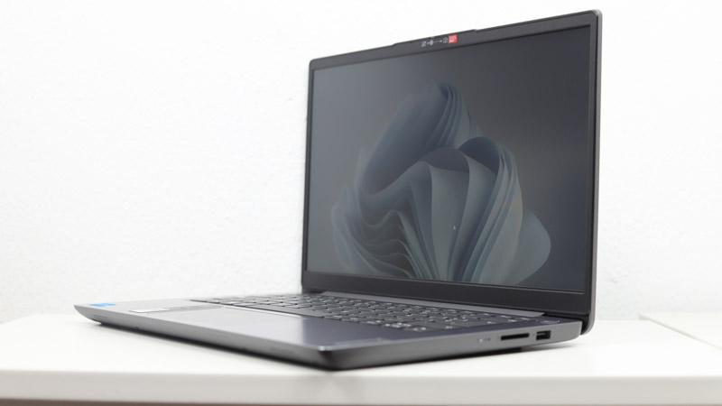 Lenovo IdeaPad Slim 370i 14 Intel 右斜め前から