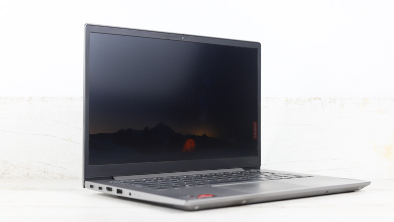 Lenovo ThinknBook 14 Gen4 AMD 左斜め前から