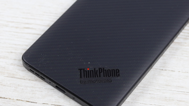 ThinkPhone 背面のロゴ