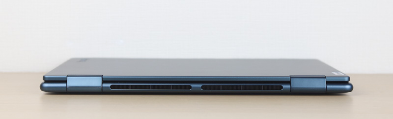 Lenovo Yoga 7i Gen 8 14 背面の通気孔