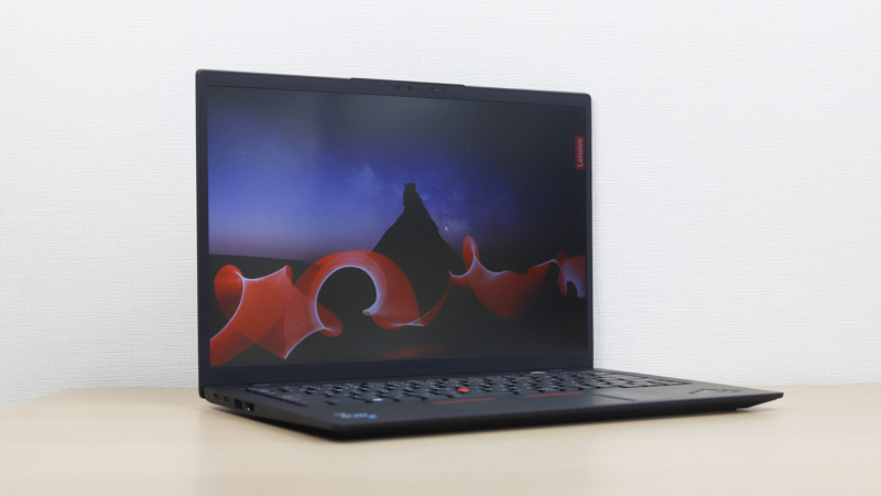 Lenovo ThinkPad X1 Carbon Gen 11 左斜め前から