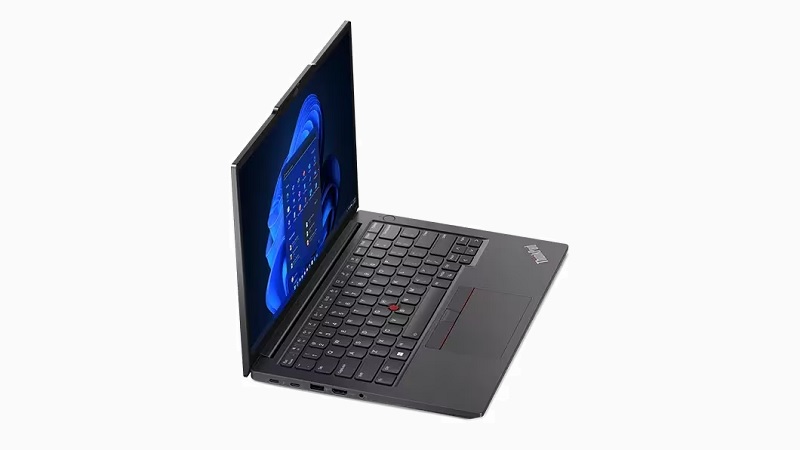 Lenovo ThinkPad E14 Gen 5 Intel 左斜め前から