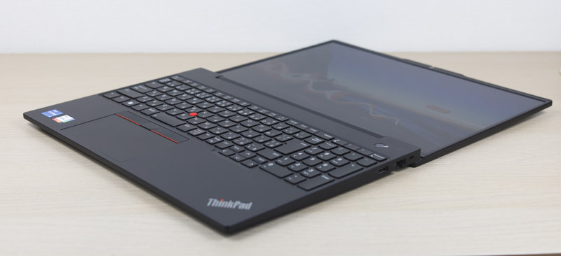 Lenovo ThinkPad E16 Gen 1 Intel ディスプレイを180°開いた状態