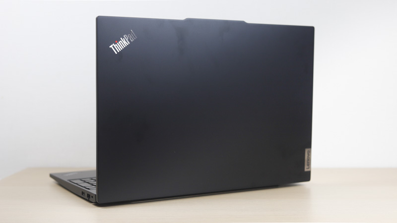Lenovo ThinkPad E16 Gen 1 Intel 背面
