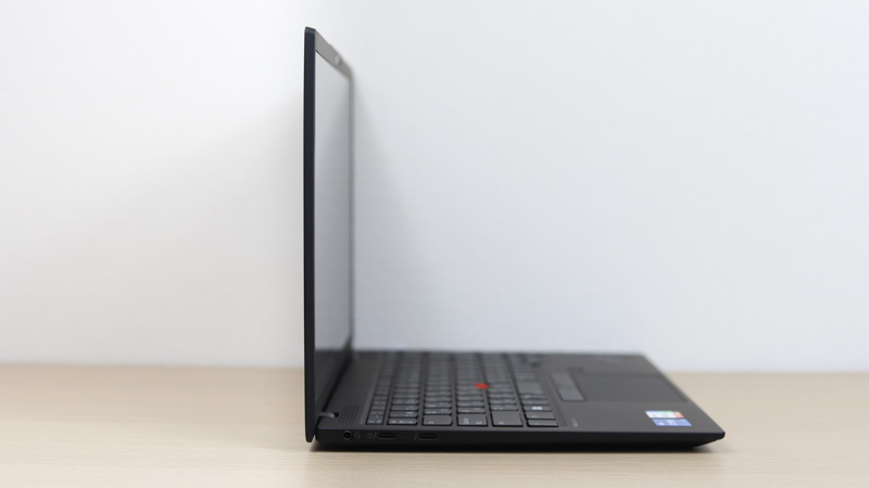 Lenovo ThinkPad X1 Nano Gen 3 横から