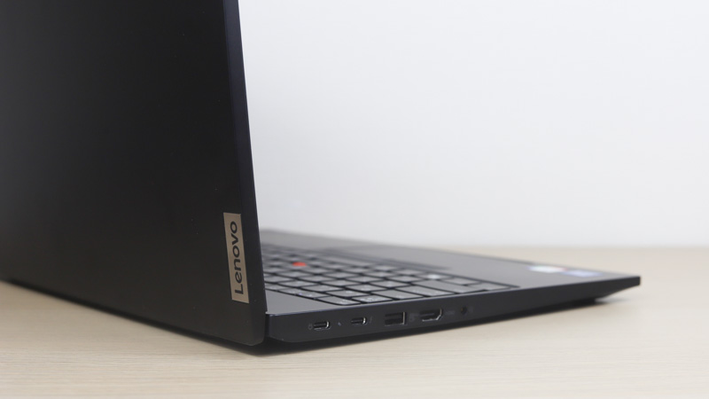 Lenovo ThinkPad E16 Gen 1 Intel 筐体側面