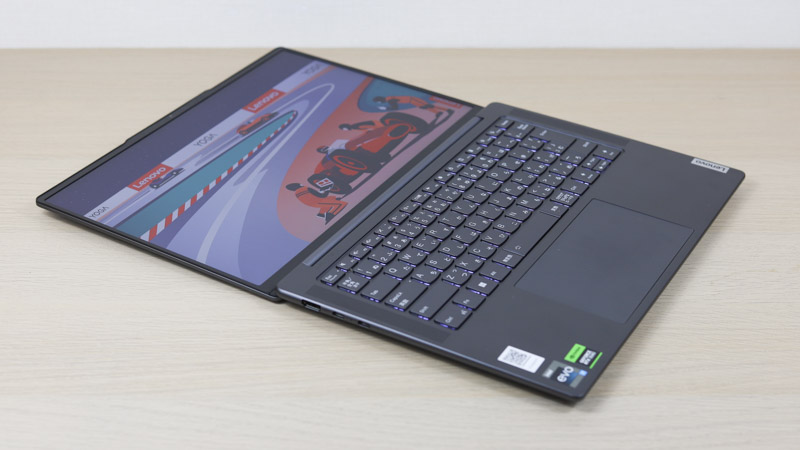 Lenovo Yoga Pro 7i Gen 8 ディスプレイが開く最大角度