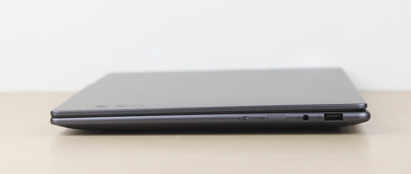 Lenovo Yoga Pro 7i Gen 8 右側面インターフェイス
