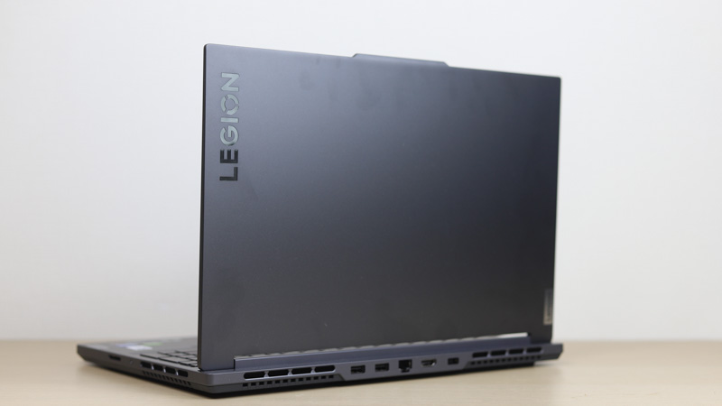 Lenovo Legion Slim 5i Gen 8 16型 背面