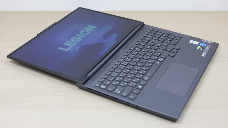 Lenovo Legion Slim 5i Gen 8 16型 ディスプレイを180度開いた状態