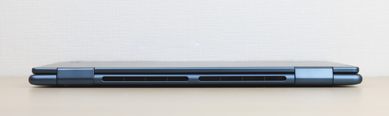 Lenovo Yoga 7 Gen 8 14型 AMDの排気口