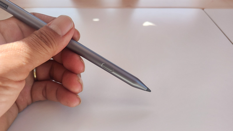 Lenovo Tab Pen Plusを持った状態