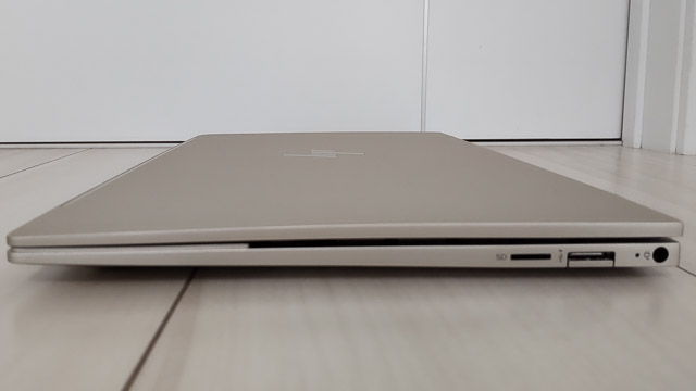 HP Envy 13-ba0000の右側面インターフェース