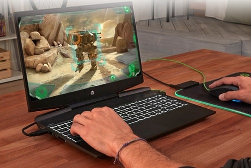 HP Pavilion 15-dk1000（2020年モデル）の外観・ゲームをしているところ