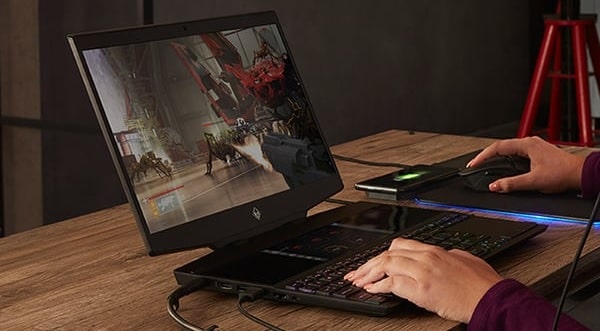 HP OMEN X 2S 15の外観・ゲームをしているところ