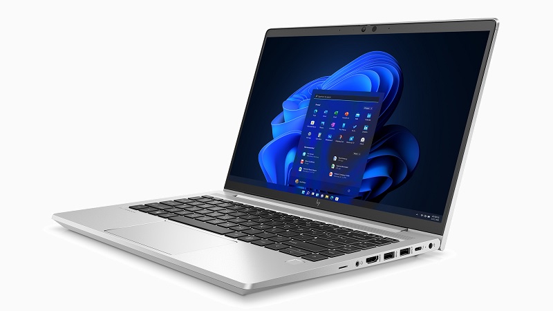 HP EliteBook 640 G9 右斜め前から