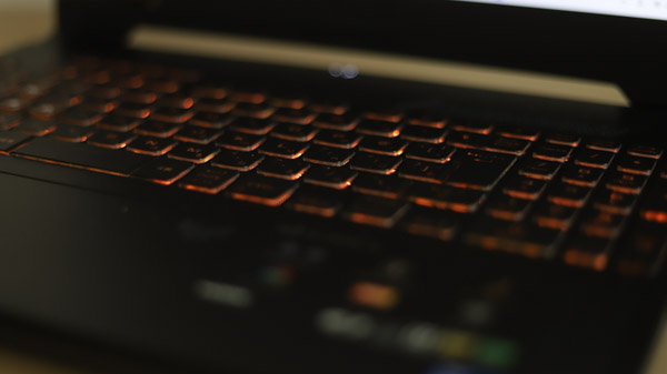 ASUS TUF Gaming F15 2023のキーボード バックライトカラー