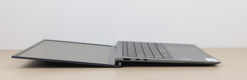ASUS Zenbook S 13 OLED ディスプレイは約170度開く