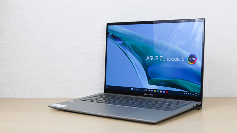 ASUS Zenbook S 13 OLED 右斜め前から