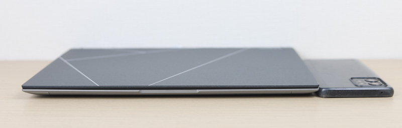 ASUS Zenbook S 13 OLED 筐体の厚さをスマホと比較