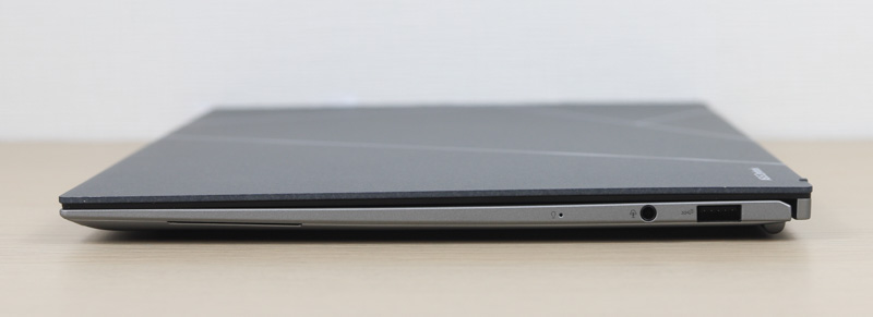 ASUS Zenbook S 13 OLED 右側面