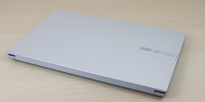 ASUS Vivobook Go 15 OLED 背面上から