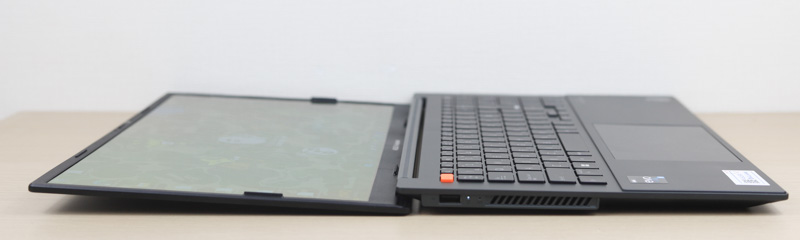 ASUS Vivobook S 15 OLED BAPE Edition 180°開けるディスプレイ