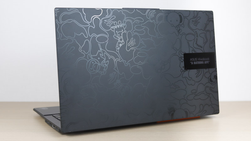 Vivobook S 15 OLED BAPE Edition　背面